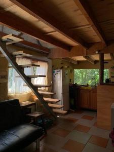 NeptuniaCabaña La Sencillita的房屋内的厨房,设有螺旋楼梯