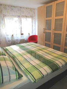 珀丽Ferienwohnung Guth的卧室内的一张床位,配有红色椅子