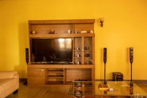 基苏木Kwe Decasa的客厅配有大屏幕平面电视