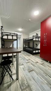 敖德萨ПИРС的客房设有两张双层床和一张桌子及椅子。