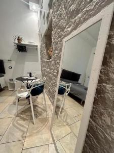 特拉尼Il Moretto的配有桌椅和镜子的客房