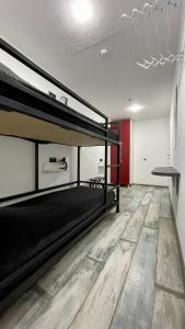 敖德萨ПИРС的客房设有两张双层床,铺有木地板。