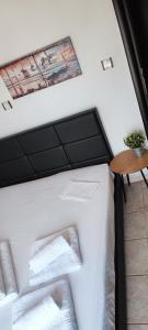 卡桑德里亚Maria's Luxury Apartment的卧室配有白色的床和桌子