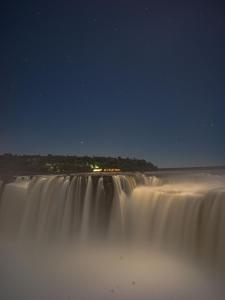 伊瓜苏港Gran Meliá Iguazú的夜晚与天空中的星星相映下的瀑布