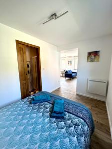 利克维L’Escale的一间位于客房内的蓝色床卧室