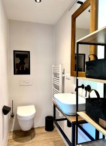利克维L’Escale的一间带卫生间和水槽的浴室