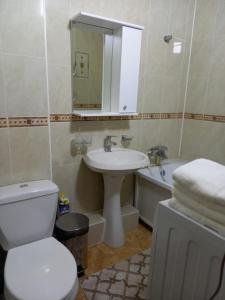 阿克托比ОРАНЖЕВЫЙ МИР的浴室配有卫生间、盥洗盆和浴缸。