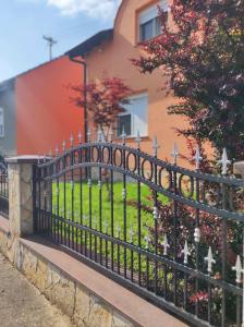 奥西耶克Kuća za najam Villa Monika的房屋前的黑色铁艺围栏