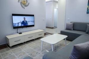 维利波吉Fishta Apartments Q5 33的客厅设有壁挂式平面电视。