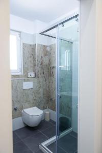 维利波吉Fishta Apartments Q5 33的一间带卫生间和玻璃淋浴间的浴室