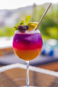 CuatunalcoCasa Mauna Boutique Hotel的一杯紫色的饮料,用棍子