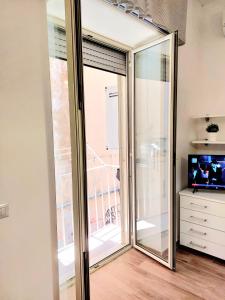 那不勒斯La Vacanzella al Gesu' Nuovo的一间带电视的客房内的滑动玻璃门