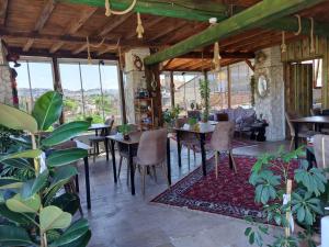 内夫谢希尔Duru Cappadocia Stone House的用餐室设有桌椅和窗户。
