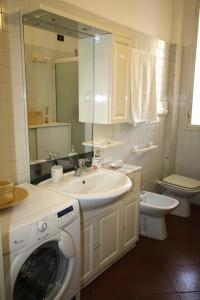 里乔内BlancoHouse Viale Ceccarini的一间带水槽和洗衣机的浴室