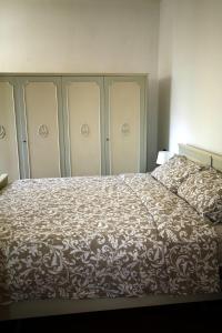 里乔内BlancoHouse Viale Ceccarini的一间卧室配有一张带棕色和白色毯子的床