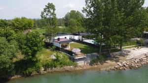 洛兹尼察Drinska prica 2的享有河边房屋的空中景致