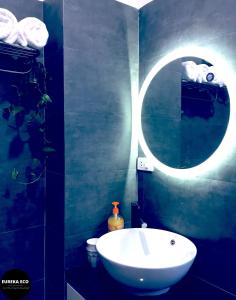 顺化Eureka Eco的浴室设有白色水槽和镜子