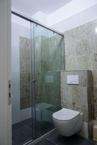 维利波吉Fishta apartments Q5 32的一间带玻璃淋浴和卫生间的浴室