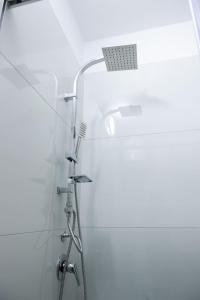 维利波吉Fishta apartments Q5 32的带淋浴和盥洗盆的白色浴室