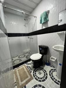 ChiquinquiráApartamento para turismo en Chiquinquirá的带淋浴、卫生间和盥洗盆的浴室