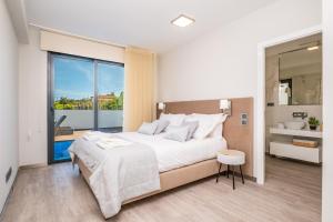 丰沙尔Belle Maison I by Madeira Sun Travel的一间卧室设有一张大床和一个大窗户