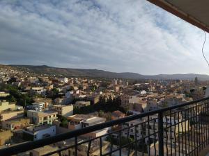 特莱姆森Appartement à louer à Tlemcen的阳台享有城市美景。