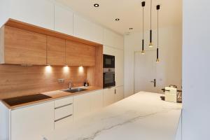 Appartement exceptionnel avec parking Centre-ville Aix-en-Provence的厨房或小厨房