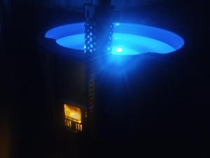 普勒比扬Gîte avec son bain nordique privatif au feu de bois的夜晚的路灯和蓝色的灯光