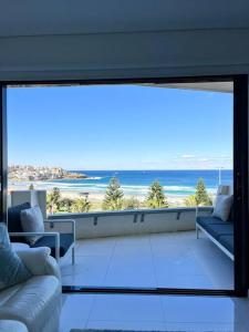 悉尼Bondi Beach Waves Beachfront Apartment的享有大海美景的客厅