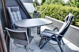 LichtenbergChalet Alba的阳台配有一张桌子和两把椅子