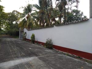 EscuintlaChalet El Paraiso的白色的建筑,有红色和白色的墙壁