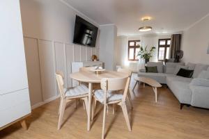 路德斯塔德·威特比Design & Relax #Altstadt #Sauna的客厅配有桌子和沙发