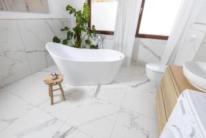 路德斯塔德·威特比Design & Relax #Altstadt #Sauna的白色的浴室设有浴缸和卫生间。