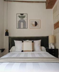 南特GUSTAVE - Quartier Historique的卧室配有带白色枕头的大床