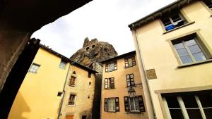 AiguilheLe Georges的从两栋建筑中可以欣赏到城堡的景色