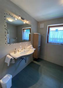 瓦莱迪卡谢斯Apartments Stoll的一间带水槽和镜子的浴室