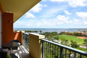 迈阿密Ocean View 2bd2bth Hotel In Coconut Grove的海景阳台。