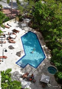 迈阿密Ocean View 2bd2bth Hotel In Coconut Grove的游泳池的顶部景色,里面的人