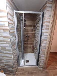 切列梅萨皮卡Le Camere Dei Mascia的浴室里设有玻璃门淋浴