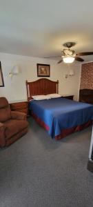 北普拉特Husker Inn的一间卧室配有一张床、一张沙发和吊扇。