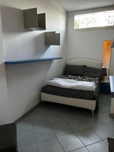 圣雷莫Dedelollo’s Home的小房间设有床和窗户