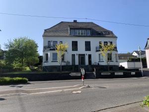 巴特马林贝格Ferienhaus Stadtblick的坐在街道边的白色房子