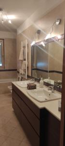 MacchieCasa Mara的一间带水槽和大镜子的浴室