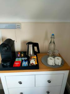伊尼希尔岛Lios Éinne House Accommodation的一个带咖啡壶和搅拌机的台面