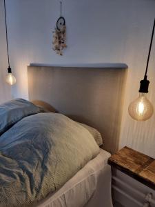 NibeCalm and idyllic surroundings in Northen Jutland的一间卧室配有一张带两个灯的床