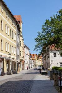 路德斯塔德·威特比Design & Chill #Altstadt #Beamer的城市中一条鹅卵石街道,有建筑