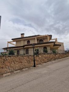 莱图尔Villa los Dulces-Piscina Privada的石墙边的大房子