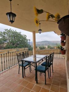 莱图尔Villa los Dulces-Piscina Privada的美景庭院内的桌椅