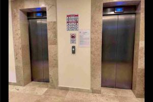 马萨特兰Mar Laguna Hotel的两部电梯,门打开