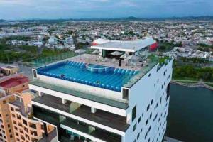 马萨特兰Mar Laguna Hotel的一座建筑的顶部设有一个游泳池